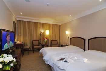 โรงแรมโพลีไวท์โรส