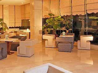 โรงแรมโพลีไวท์โรส