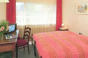 Hotel Merkur - West Station Lodge