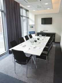 HOLIDAY INN EXPRESS MEN ARENA HOLIDAY INN EXPRESS MEN ARENA