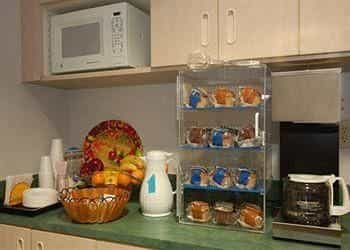 ECONO LODGE & SUITES