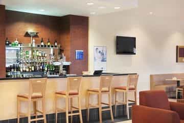 HOLIDAY INN EXPRESS HOLIDAY INN EXPRESS
