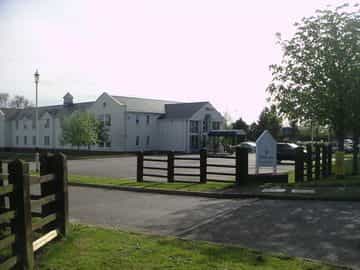 HOLIDAY INN GARDEN COURT AYLES