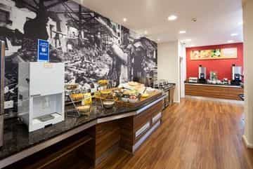 HOLIDAY INN EXPRESS HOLIDAY INN EXPRESS