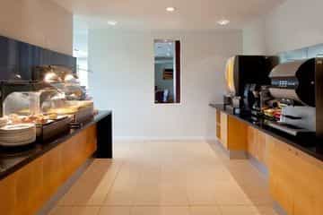 HOLIDAY INN EXPRESS HOLIDAY INN EXPRESS