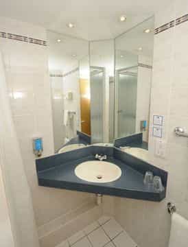 HOLIDAY INN EXPRESS RIVERSIDE