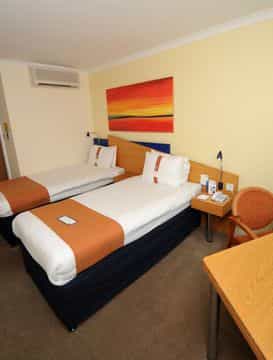 HOLIDAY INN EXPRESS RIVERSIDE