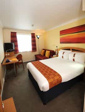 HOLIDAY INN EXPRESS AIRPORT