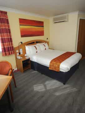 HOLIDAY INN EXPRESS AIRPORT