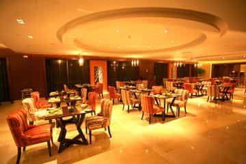 Wyndham Grand Plaza Royale Fur