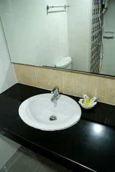 โรงแรมโฮม 8