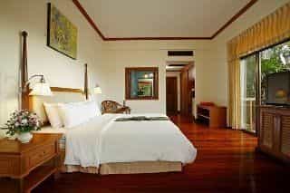 โรงแรมเขาหลัก เบย์ฟร้อนท์