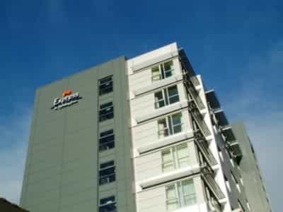 โรงแรมฮอลิเดย์อินน์เอ็กซ์เพรส สวินดอน ซิตี้เซ็นเตอร์ บาย ไอเอชจี