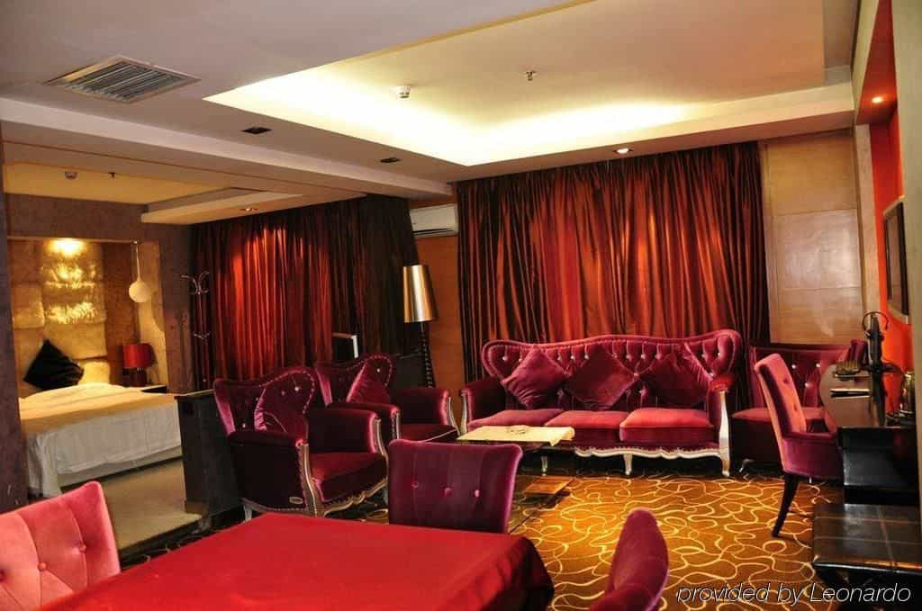 Yaklai Holiday Hotel