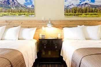 Blue Lakes Inn