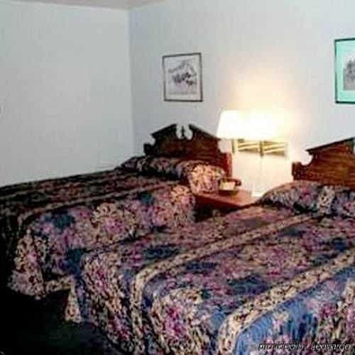Budget Host Three Crowns Motor Lodge