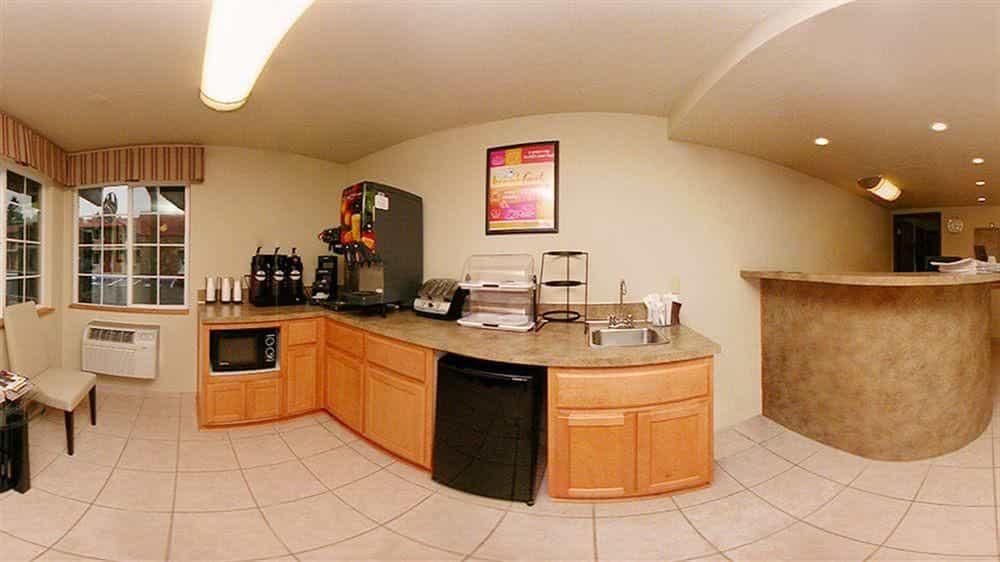 Econo Lodge Inn & Suites