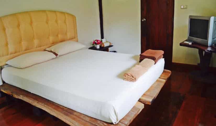 บ้านไม้ชายคลอง