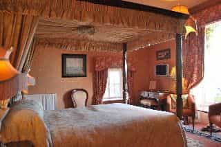 Lands of Loyal Hotel