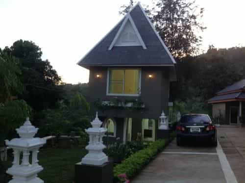 เรือนร้อย ล้านนา รีสอร์ต