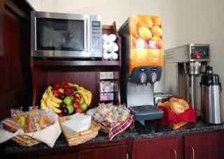 Econo Lodge Inn & Suites Airport