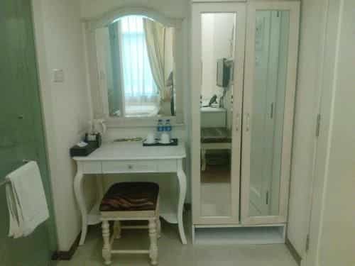 Jayleen 1918 Hotel
