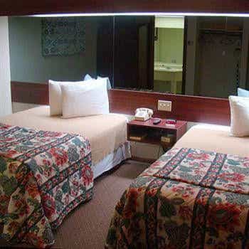 Longvue Inn And Suites Wellsvi