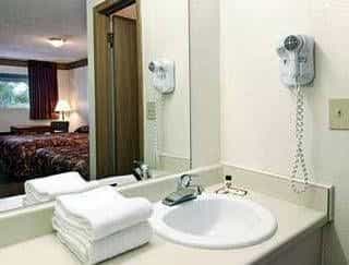 Super 8 Motel - Stockbridge