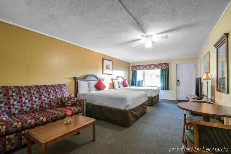 Econo Lodge Inn & Suites