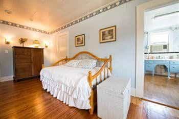 Farnsworth House Bed and Breakfast