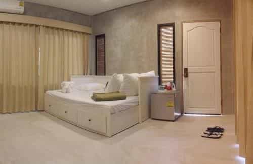 White Knot Khao Yai by D Varee White Knot Khao Yai by D Varee