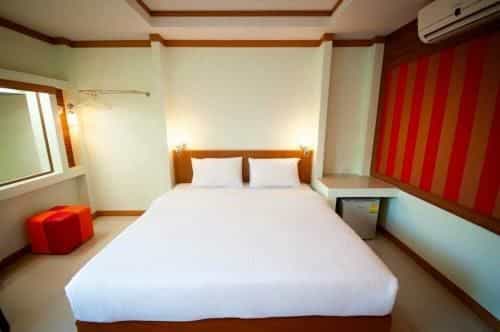 เรือนเก้า บ้านสวนริมบึง เรือนเก้า บ้านสวนริมบึง