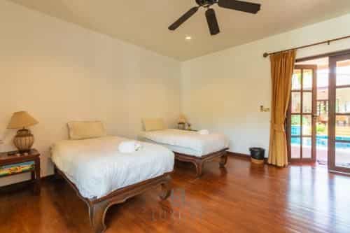 Beautiful 4 Bed Bali Style Villa, Great Location S4
