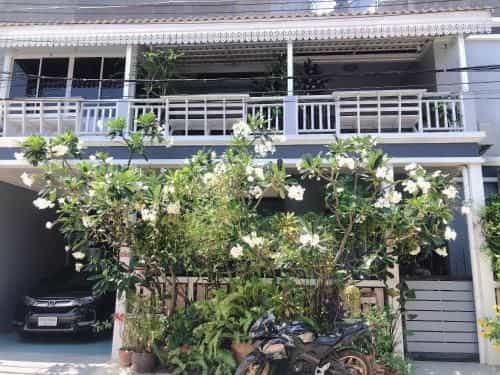 Private luxury garden villa in the city center near the beach (only 150 meters)