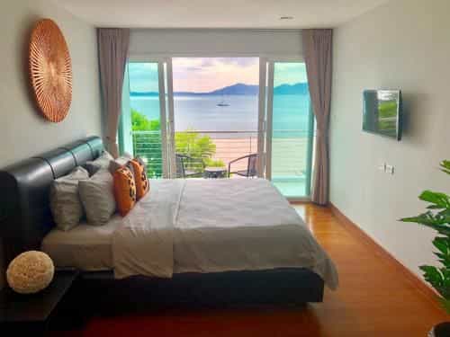 D-Lux 4 bed beachfront apartment with sea view