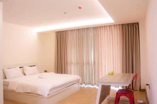 Great location!! Room next to Olympic stadium