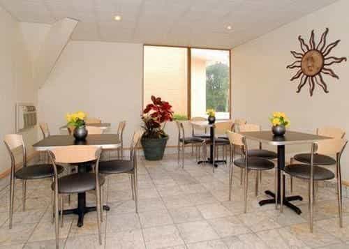 Econo Lodge Inn & Suites