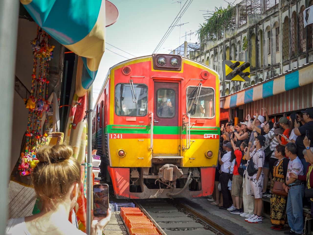 ทัวร์ตลาดรถไฟกรุงเทพฯ และตลาดน้ำดำเนินสะดวก พร้อมบริการรับ-ส่ง ทริปเที่ยว และเดย์ทริป1