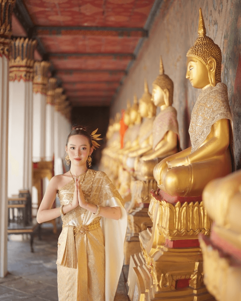 Thai Glam Studio, Thai Costume Rental at Wat Arun2