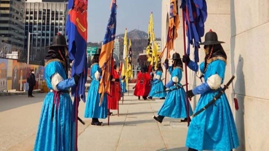 ทัวร์โดยสารร่วมชมกรุงโซลหนึ่งวัน | บริการรถรับส่งฟรีระหว่างโรงแรมในโซลและสนามบินอินชอน (ICN) | เยี่ยมชมพระราชวังเคียงบกกุง บลูเฮาส์ พิพิธภัณฑ์โสม พิพิธภัณฑ์สาหร่ายทะเล (ประสบการณ์ทำคิมบับแบบ DIY) ทริปเที่ยว และเดย์ทริป4