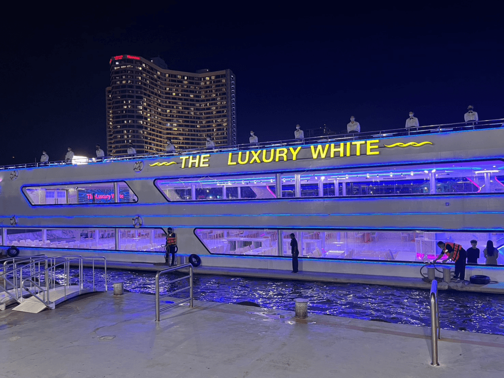 ล่องเรือดินเนอร์หรู The Luxury White จากท่าเรือไอคอนสยาม2