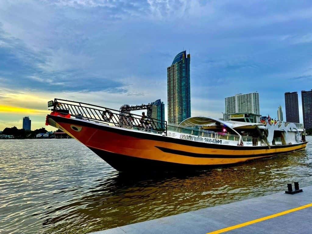 ล่องเรือดินเนอร์ชมเทศกาลไฟ Vijit Chao Phraya 2025 โดย YODSIAM2