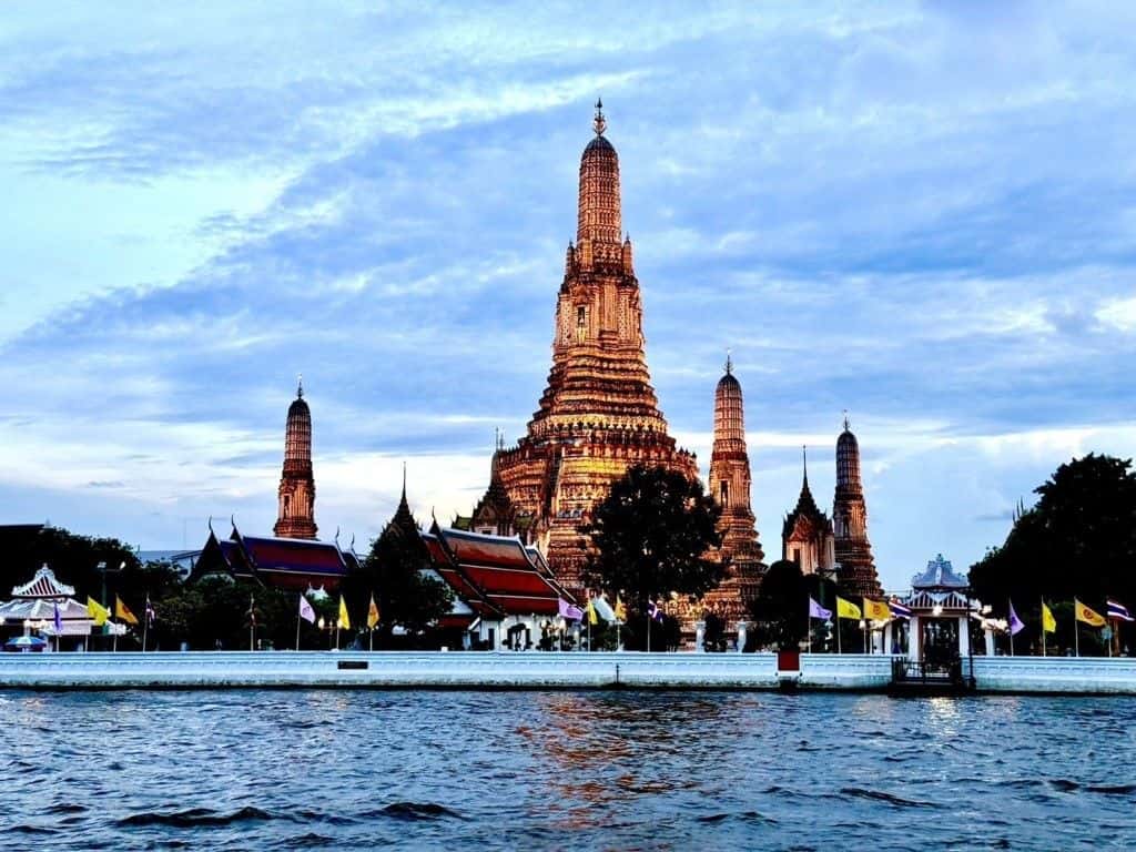 ล่องเรือดินเนอร์ชมเทศกาลไฟ Vijit Chao Phraya 2025 โดย YODSIAM3
