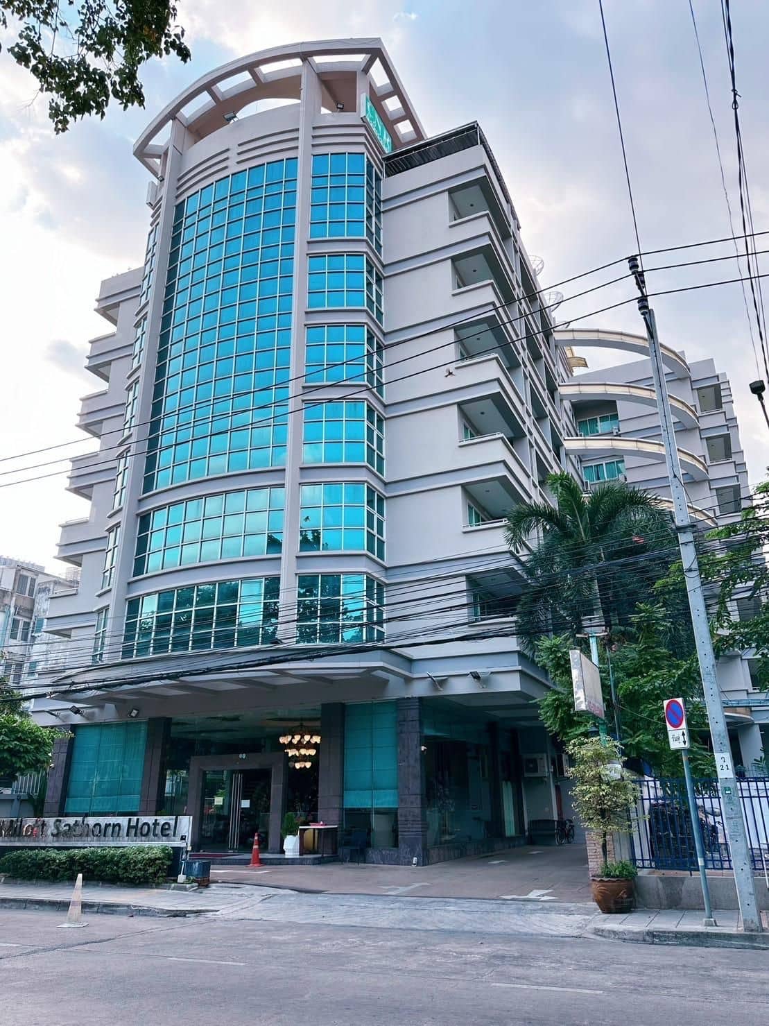 โรงแรมไมลอฟต์ สาทร