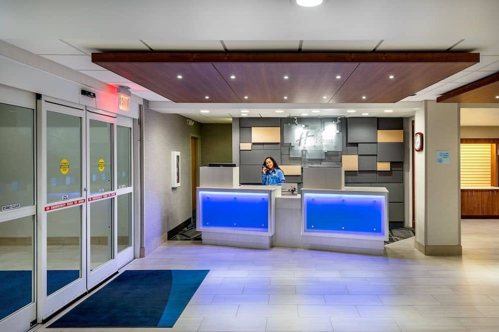 HOLIDAY INN EXPRESS & SUITES D HOLIDAY INN EXPRESS & SUITES D