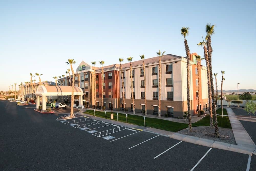 HOLIDAY INN EXPRESS & SUITES Y