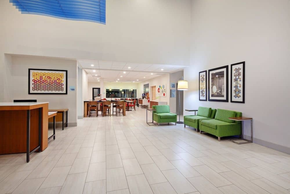 HOLIDAY INN EXPRESS & SUITES R HOLIDAY INN EXPRESS & SUITES R