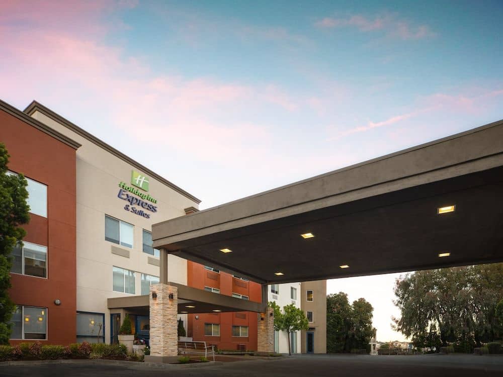HOLIDAY INN EXPRESS & SUITES B HOLIDAY INN EXPRESS & SUITES B