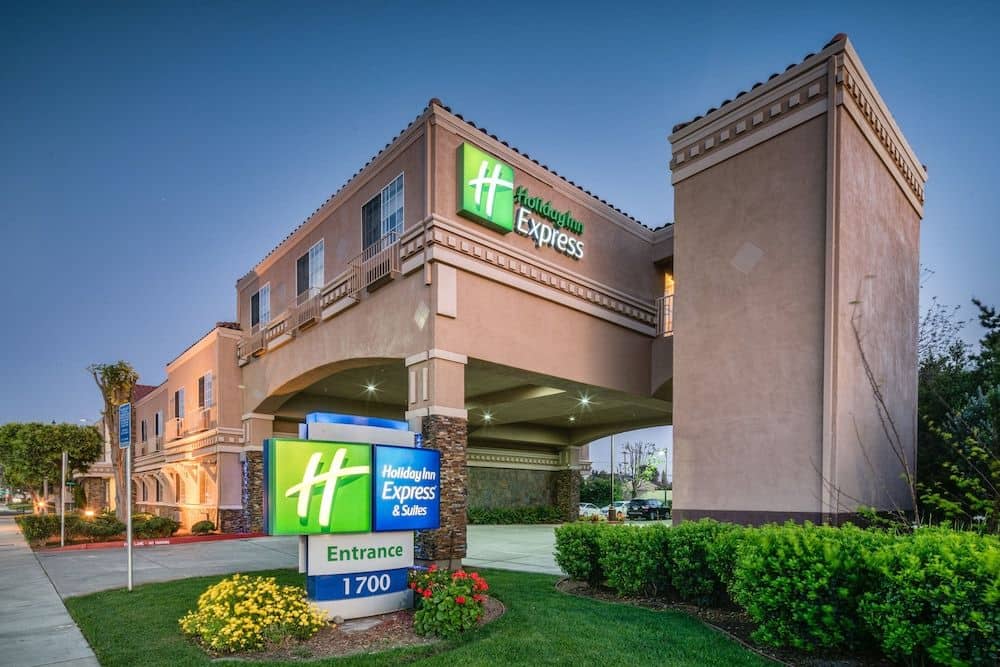HOLIDAY INN EXPRESS & SUITES S HOLIDAY INN EXPRESS & SUITES S
