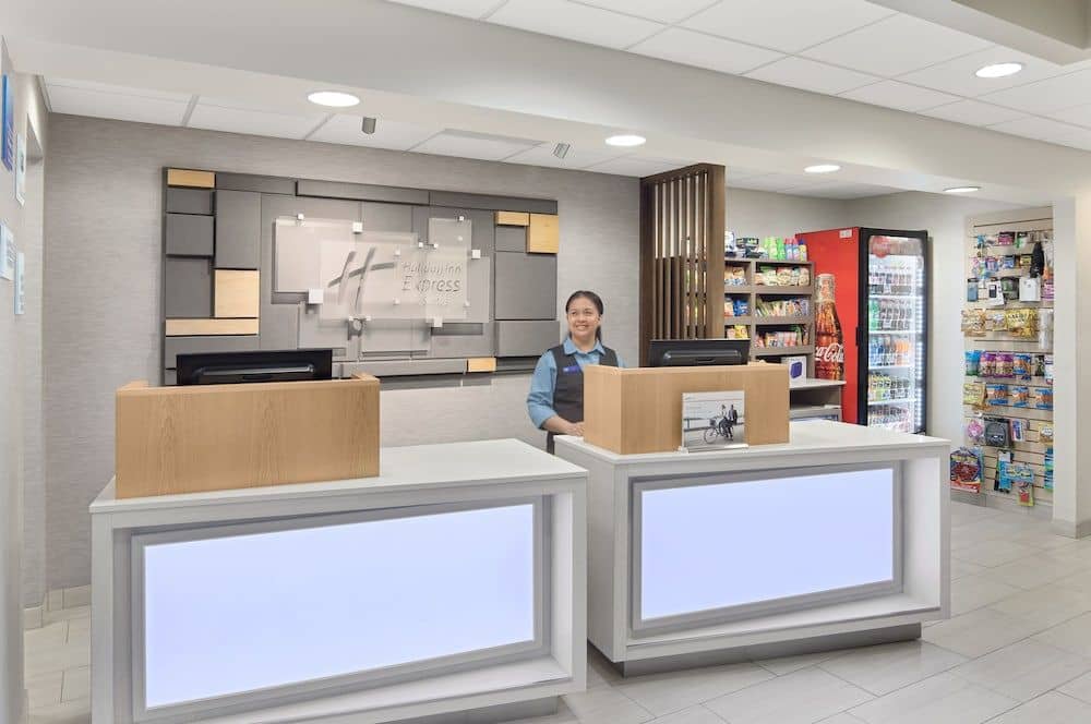 HOLIDAY INN EXPRESS & SUITES B HOLIDAY INN EXPRESS & SUITES B